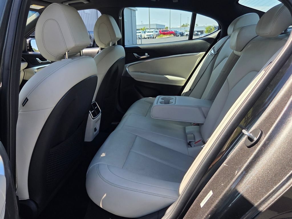 Used 2025 Genesis G70 2.5T RWD image 11