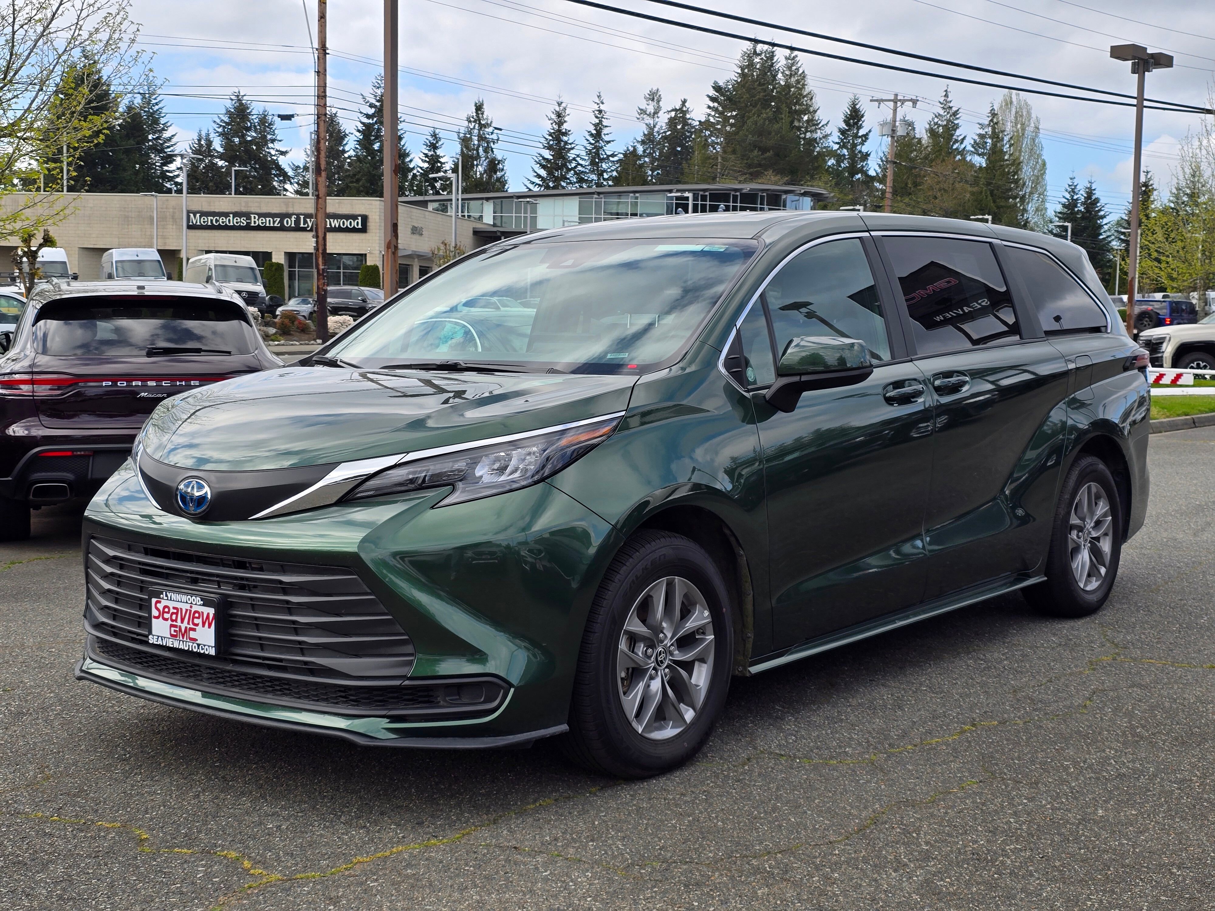 Used 2025 Toyota Sienna LE FWD image 3