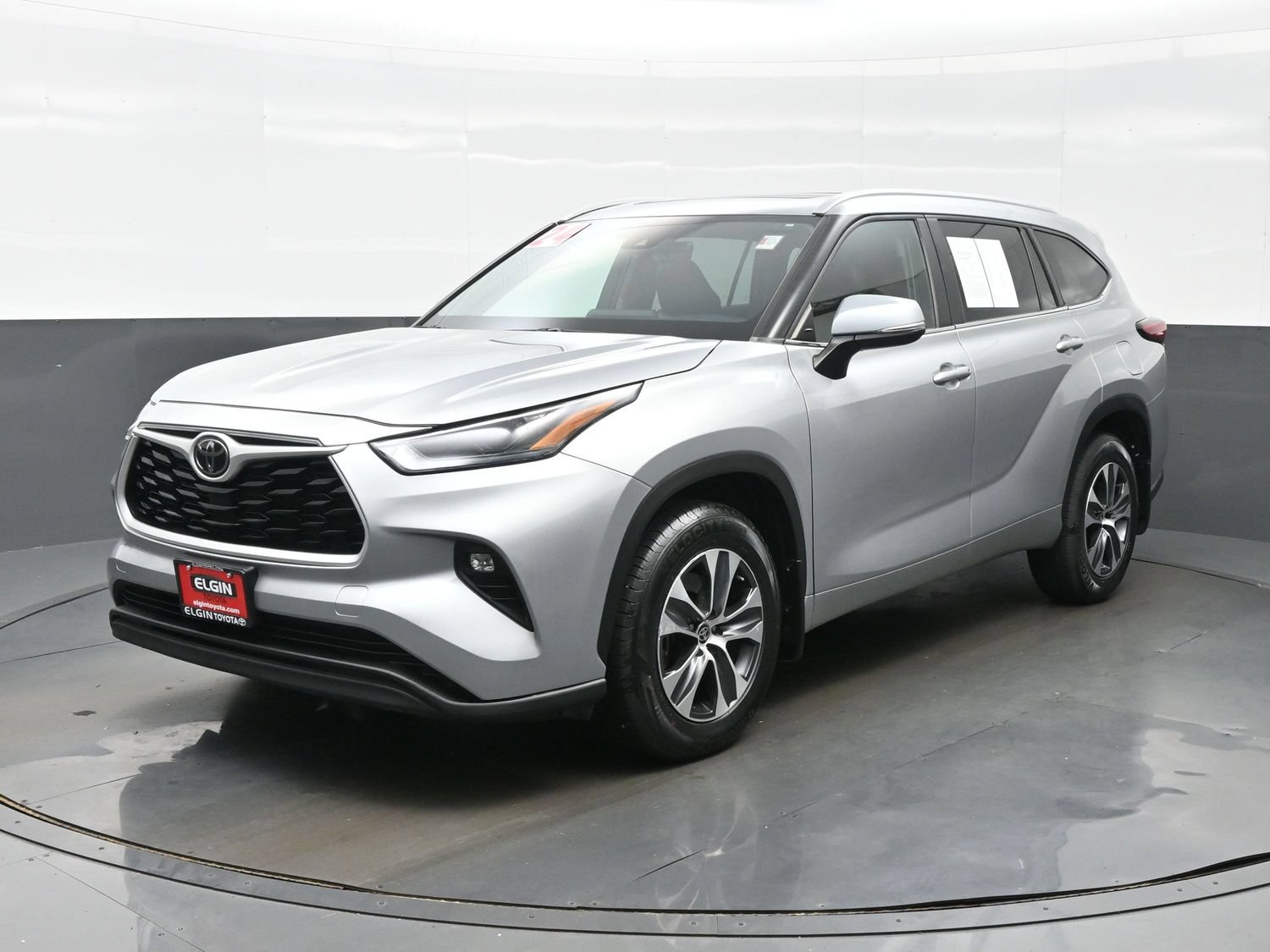 Used 2024 Toyota Highlander XLE AWD/4WD image 2