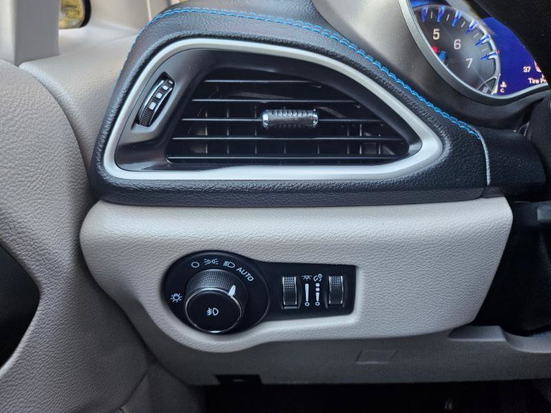 Used 2021 Chrysler Pacifica Touring-L FWD image 36