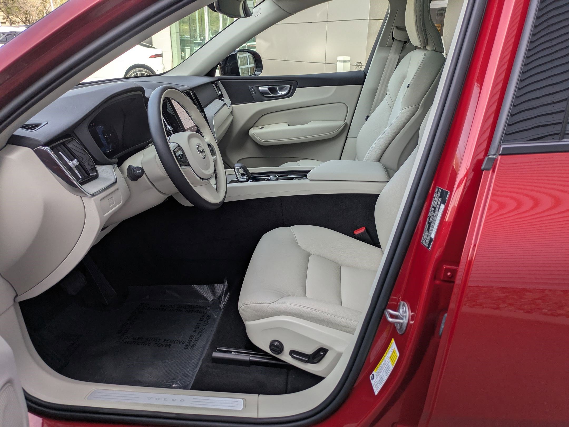 Used 2025 Volvo XC60 B5 Plus w/ Protection Package Premier image 15