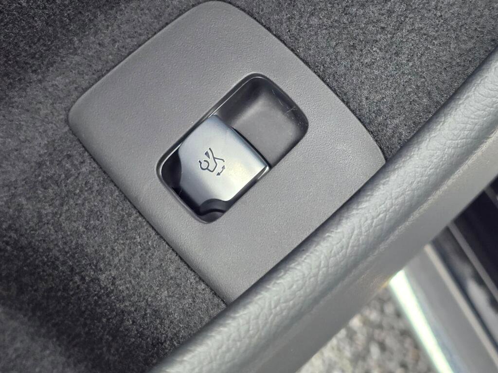 Used 2025 Mercedes-Benz E 350 4MATIC Sedan image 38