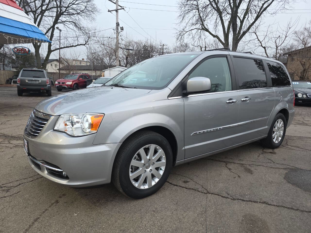 Used 2015 Chrysler Town & Country Touring w/ Driver Convenience Group image 2