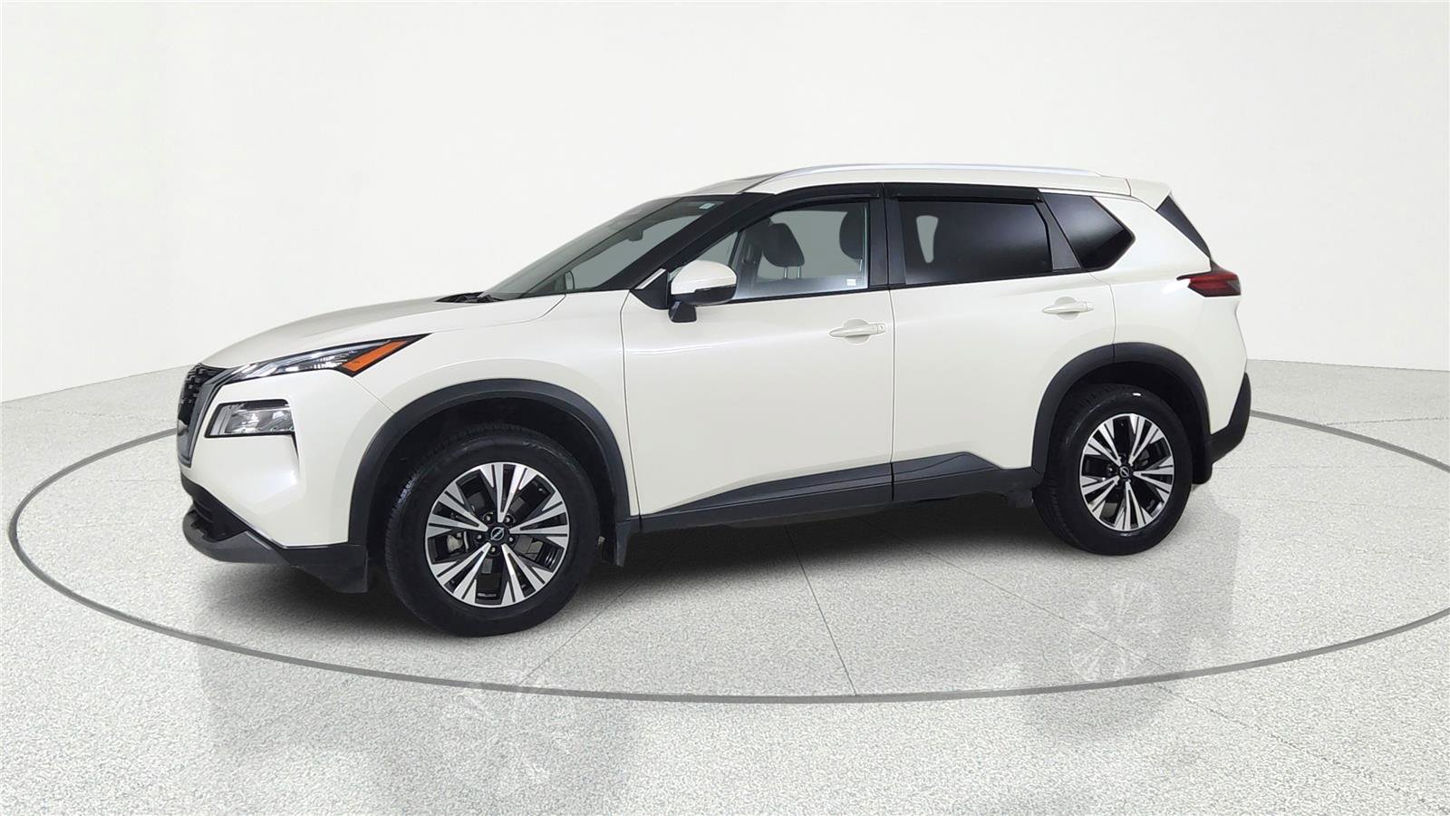 Used 2022 Nissan Rogue SV w/ SV Premium Package image 2