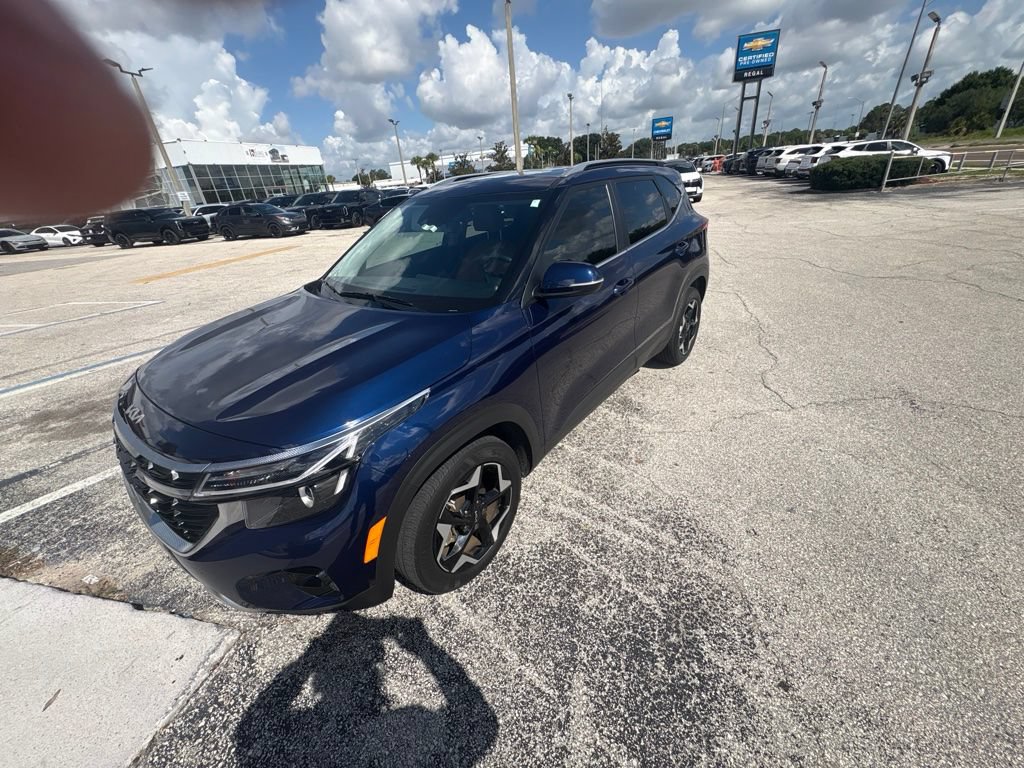 Certified 2024 Kia Seltos EX FWD image 3