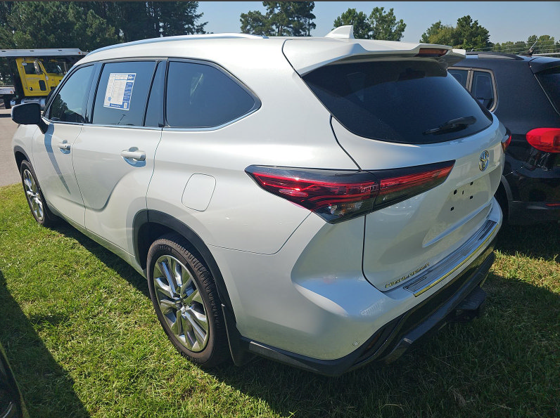 Used 2023 Toyota Highlander Limited FWD image 4