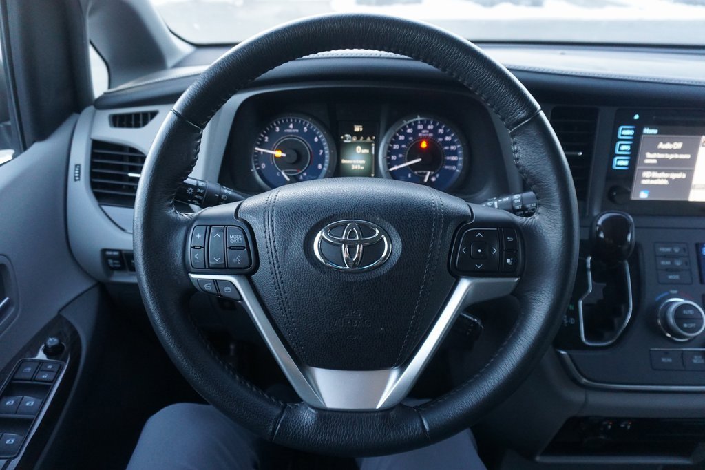 Used 2017 Toyota Sienna XLE image 3