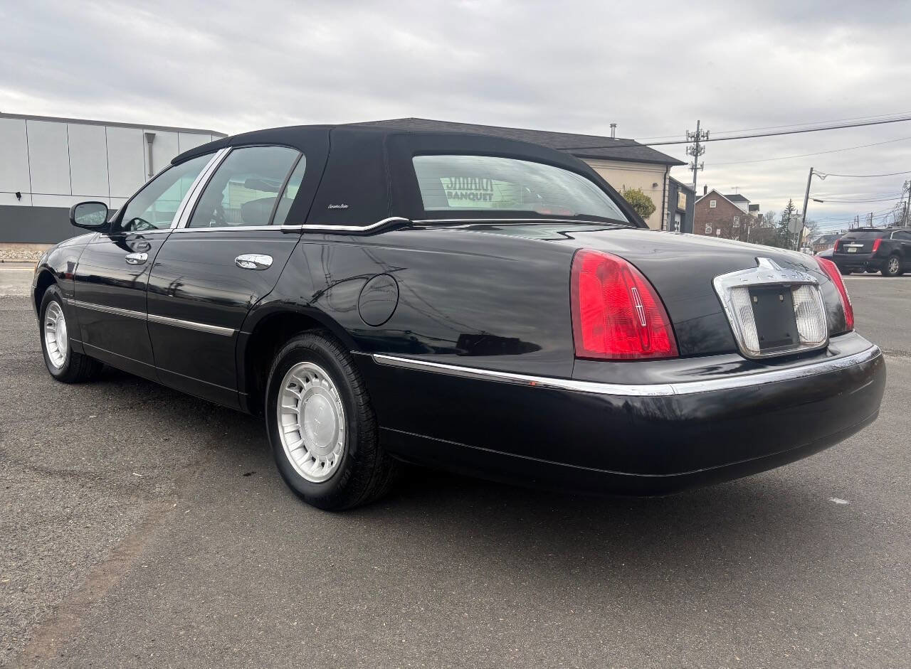 Used 2000 Lincoln Town Car Executive image 3