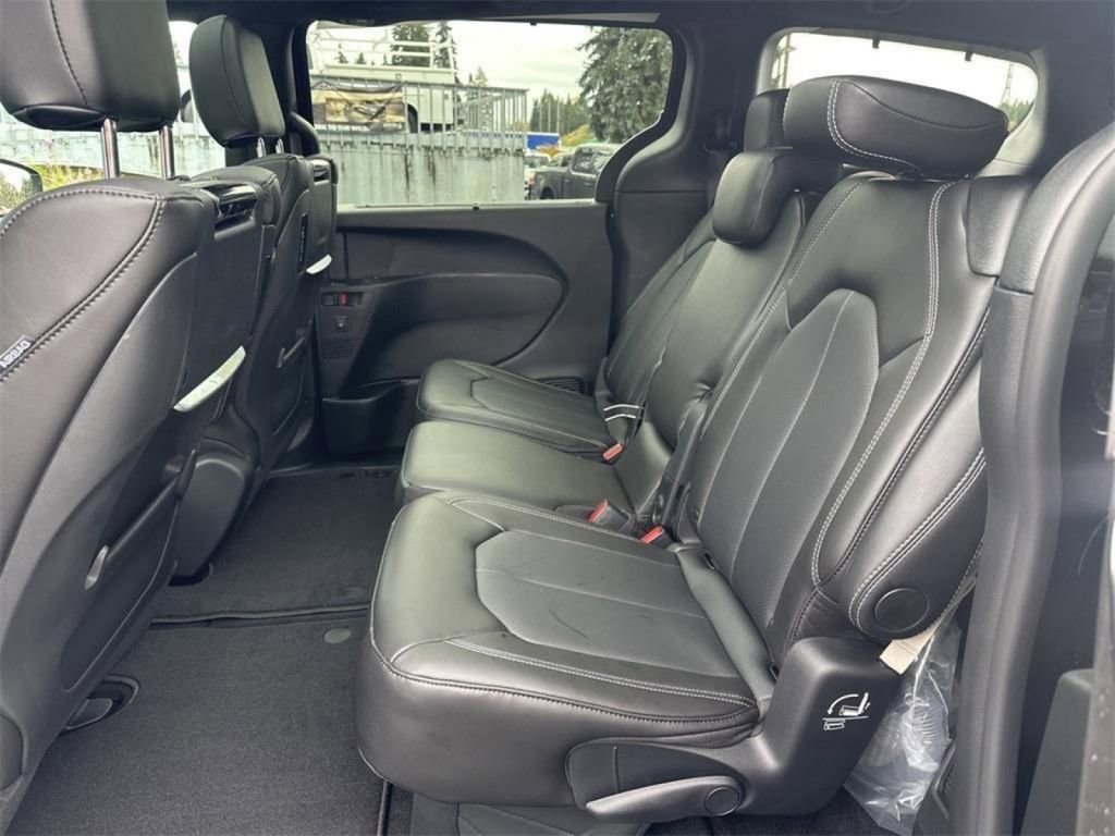 New 2025 Chrysler Pacifica Select w/ Uconnect Theater Family Group image 19