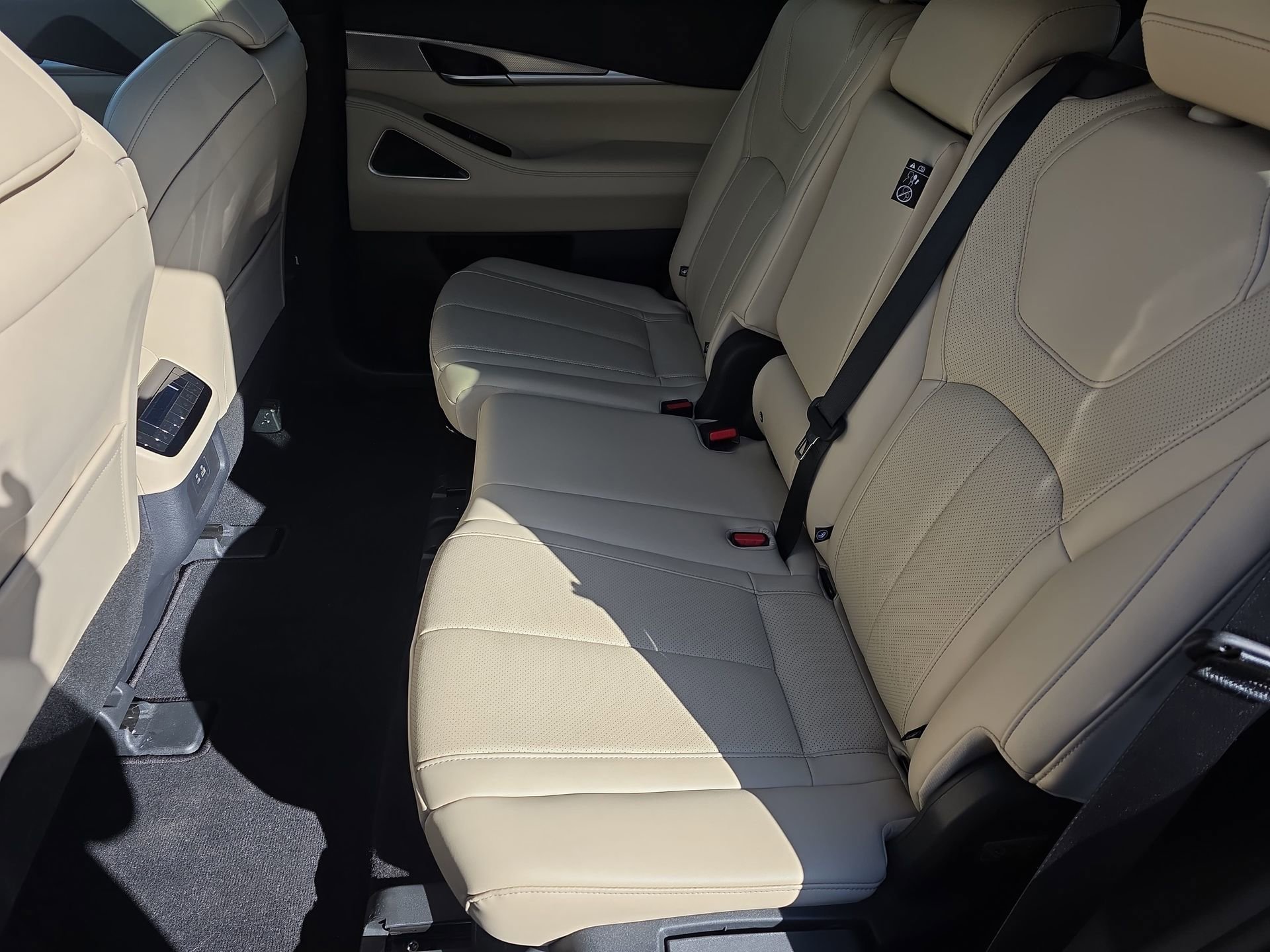 Used 2025 INFINITI QX60 Luxe w/ Cargo Package image 14