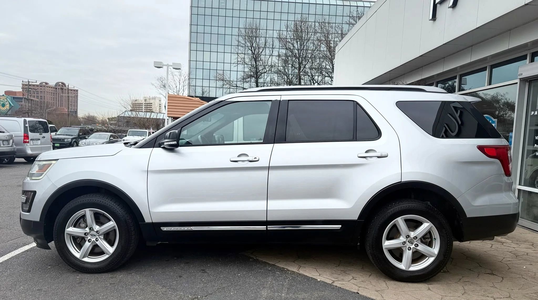 Used 2016 Ford Explorer XLT image 4