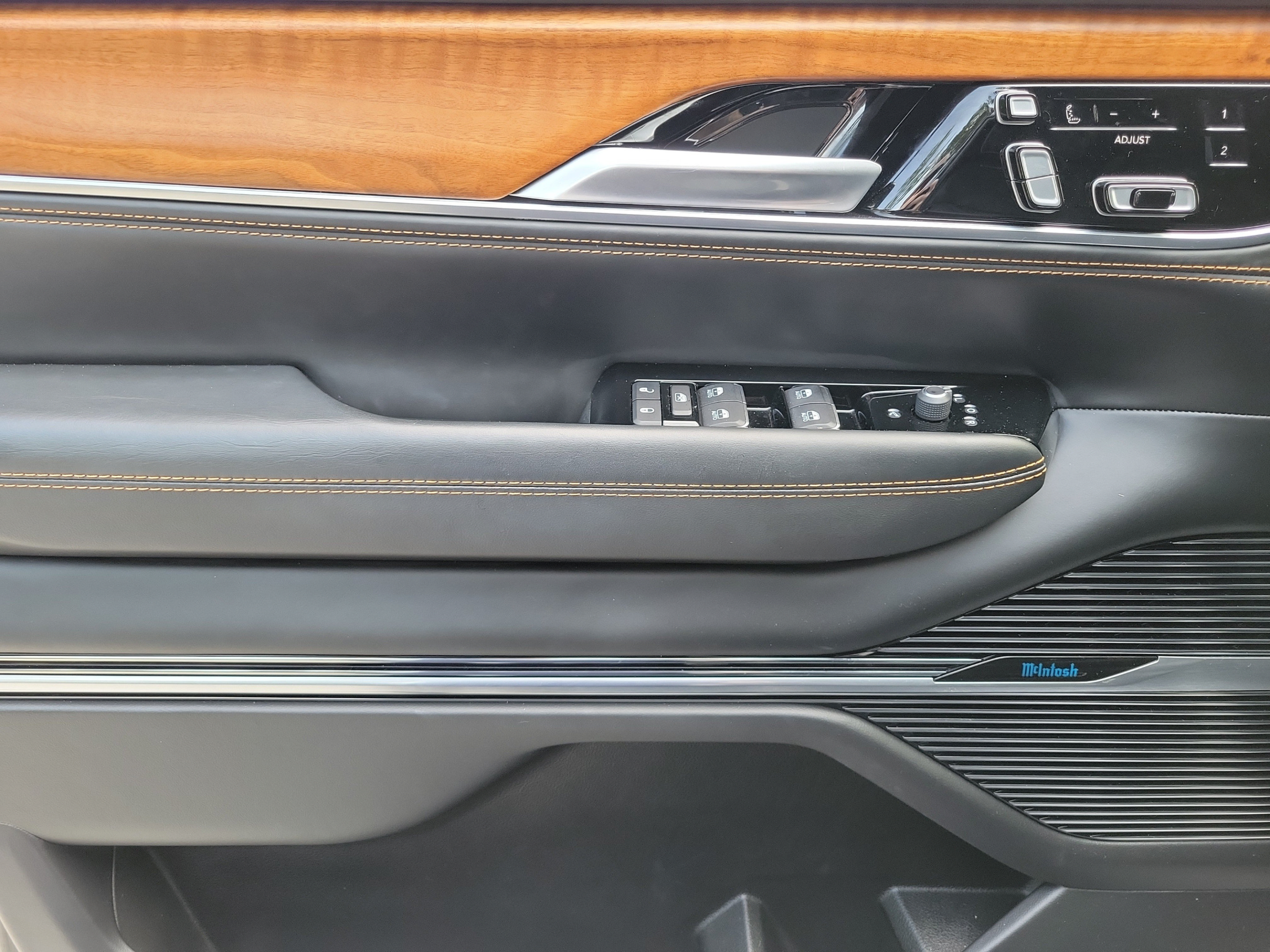 Certified 2024 Jeep Grand Wagoneer Series III AWD/4WD image 12