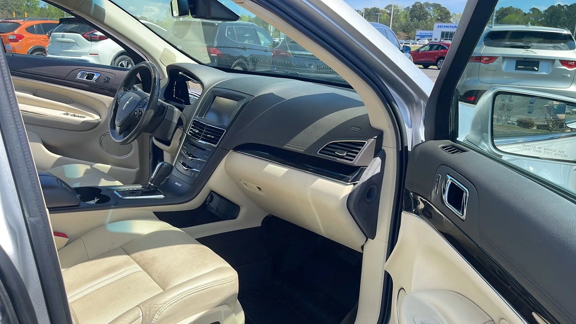 Used 2014 Lincoln MKT FWD image 28