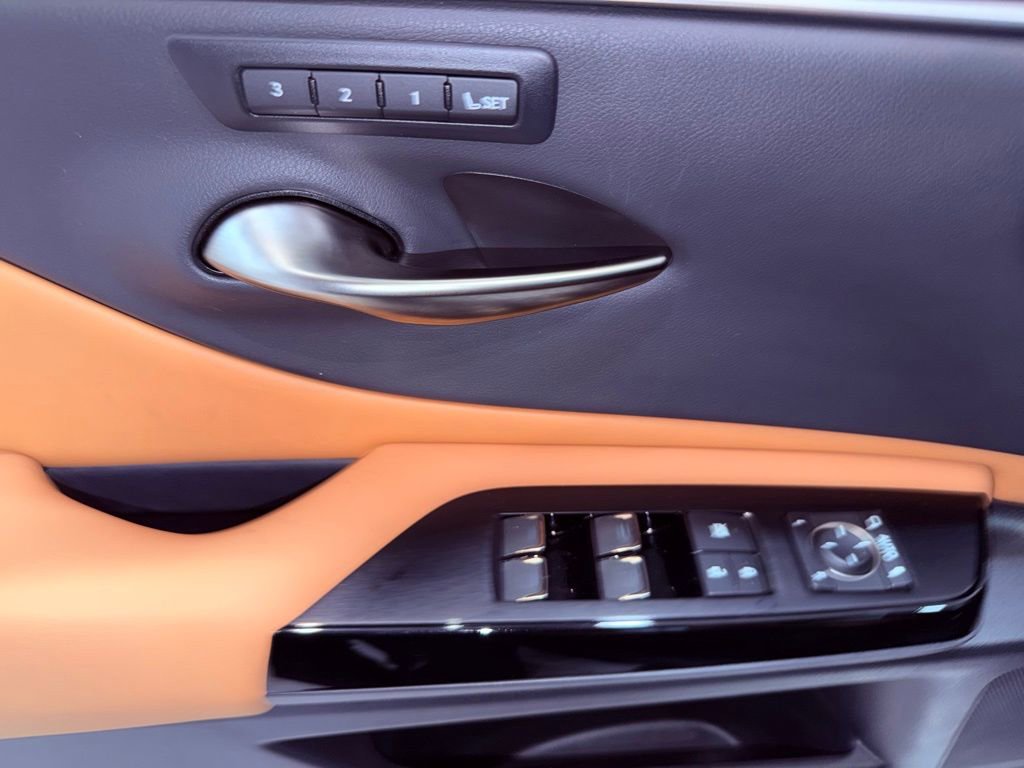 Certified 2024 Lexus ES 250 w/ Premium Package image 18