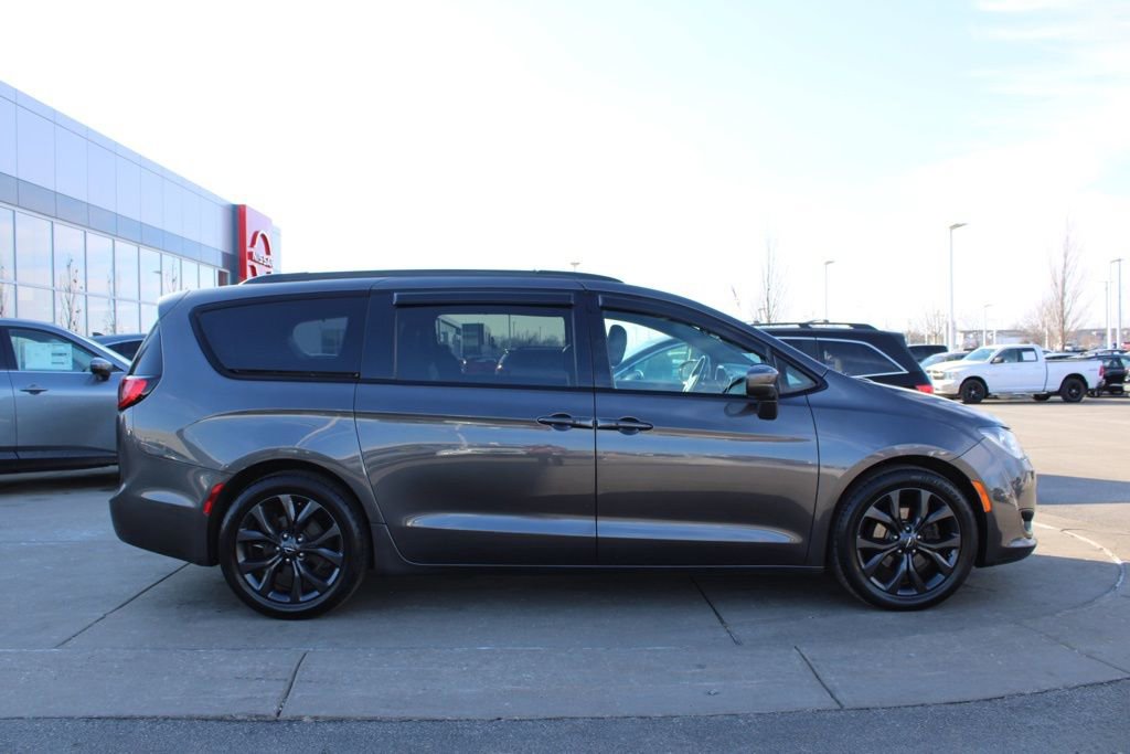 Used 2018 Chrysler Pacifica Touring-L w/ Premium Audio Group image 6