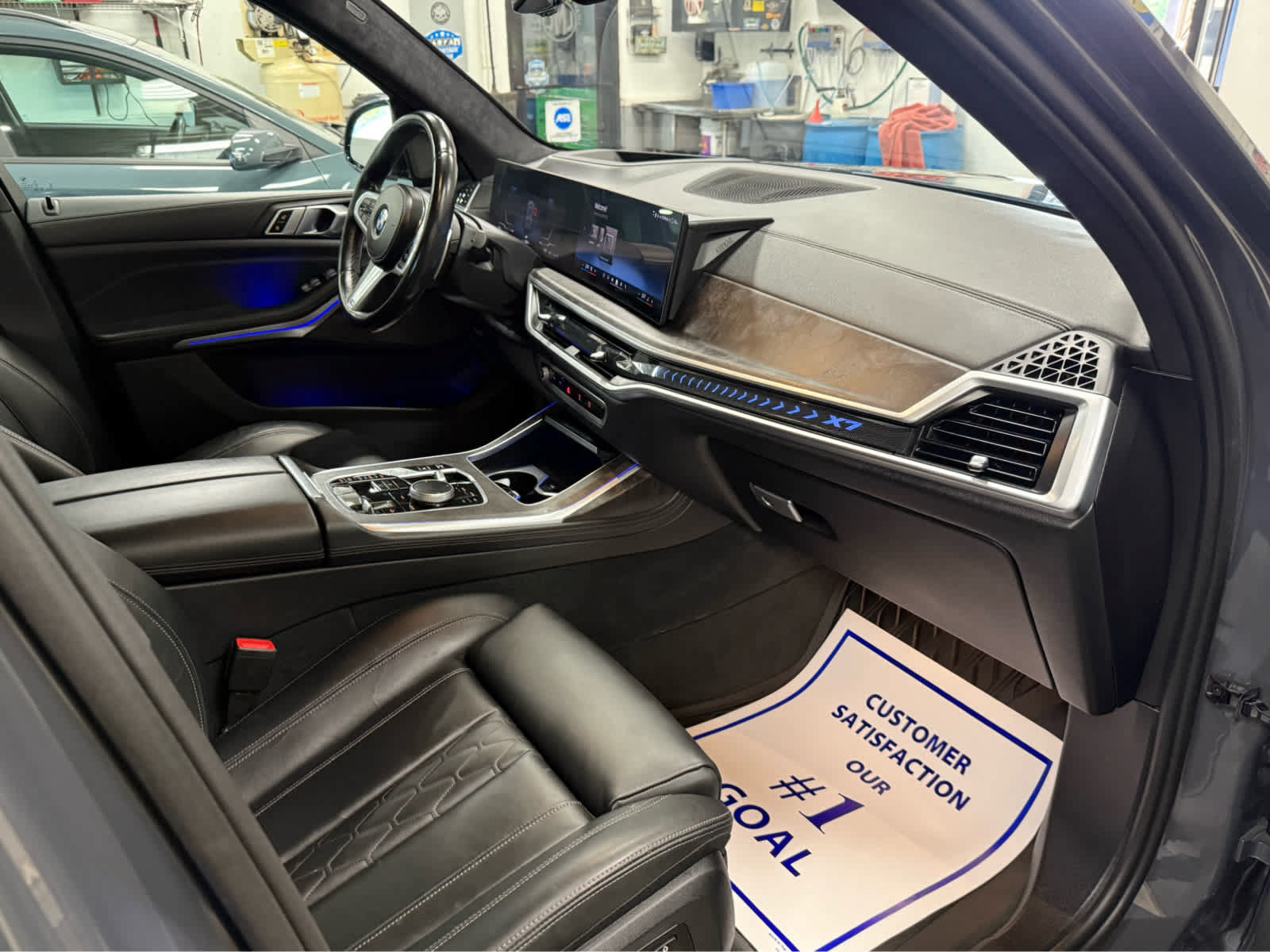 Used 2024 BMW X7 xDrive40i w/ M Sport Package AWD/4WD image 30