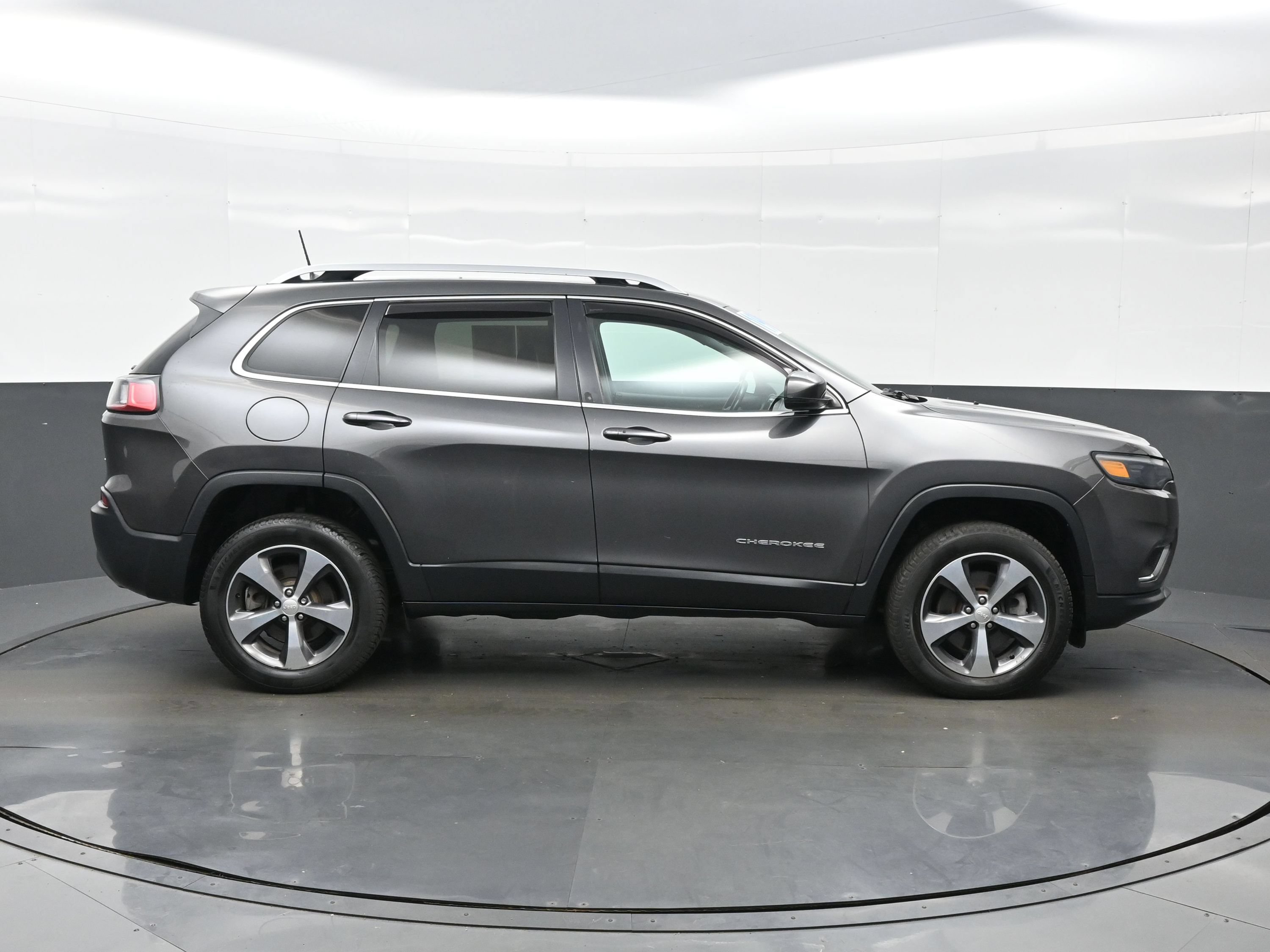Used 2019 Jeep Cherokee Limited w/ Trailer Tow Group AWD/4WD image 10