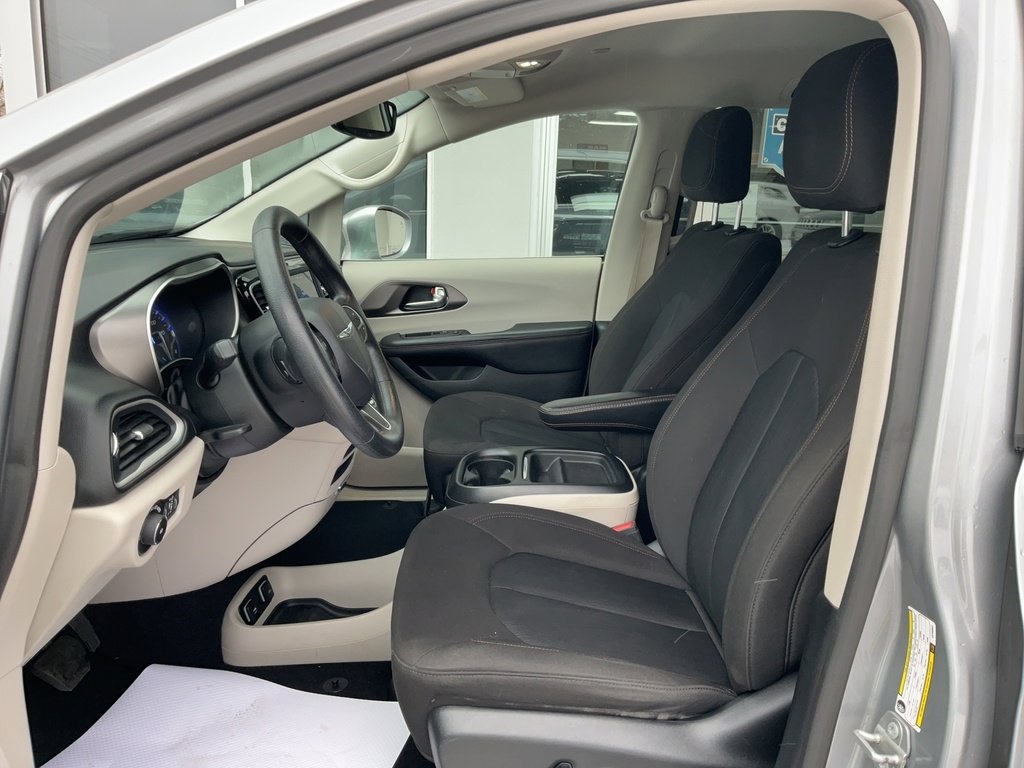 Used 2020 Chrysler Pacifica Touring image 8