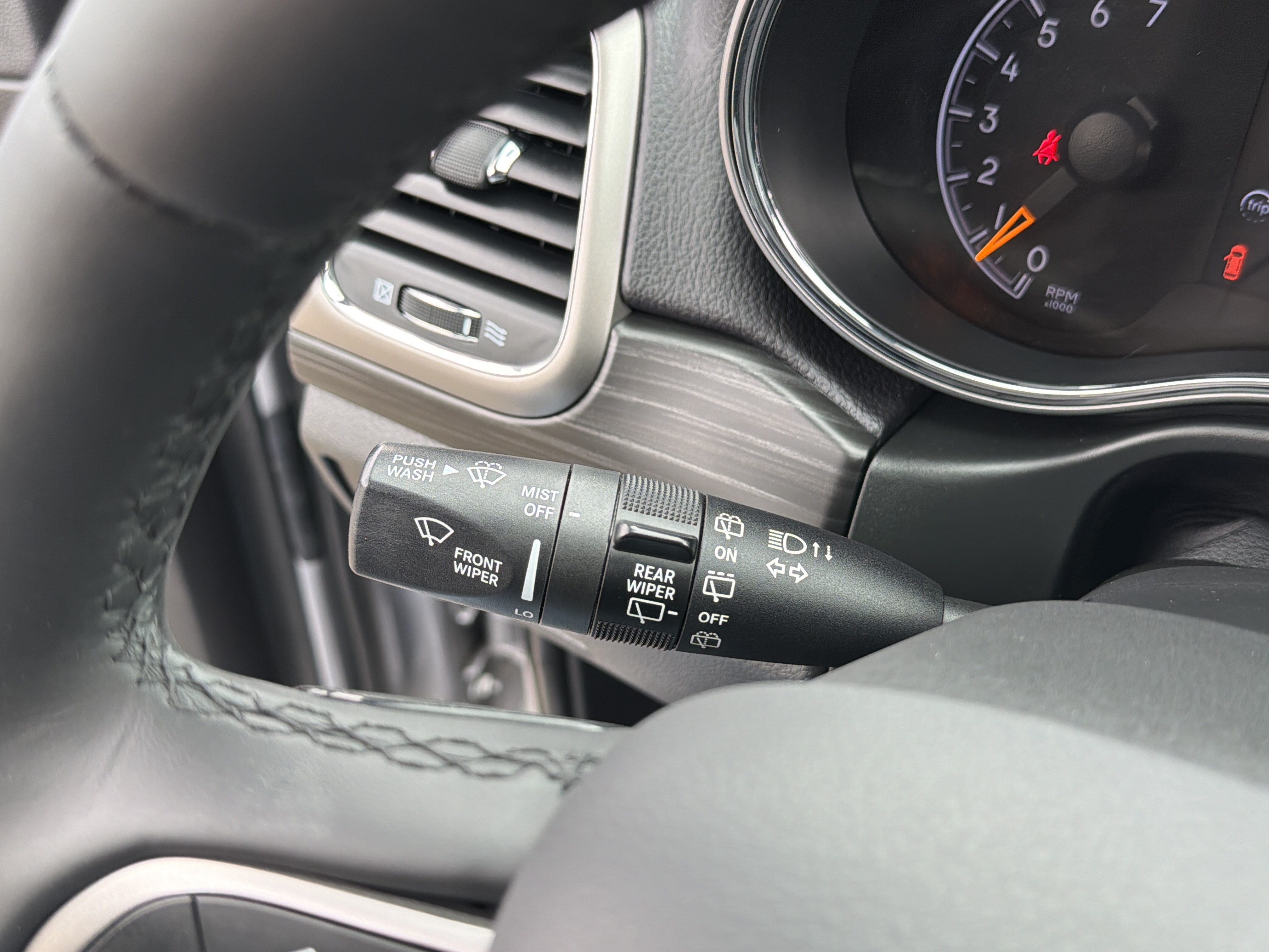 Used 2021 Jeep Grand Cherokee Laredo w/ Security & Convenience Group AWD/4WD image 19