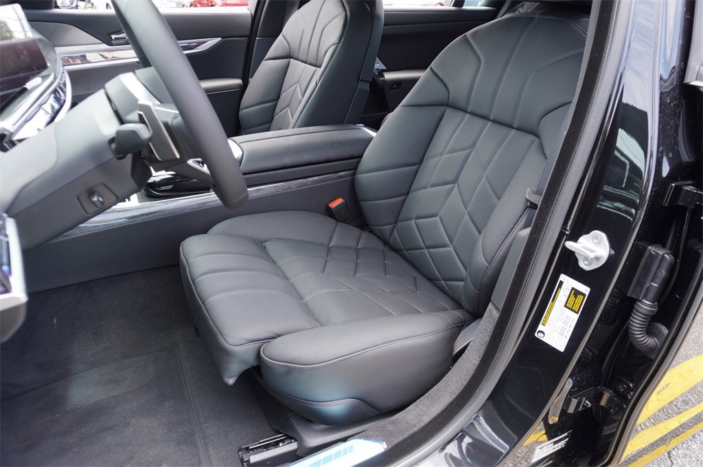 New 2025 BMW 740i w/ Executive Package image 21