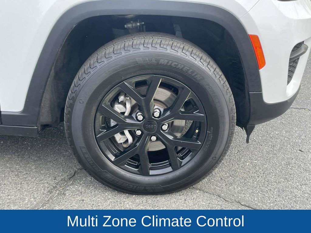 Certified 2025 Jeep Grand Cherokee Altitude image 11