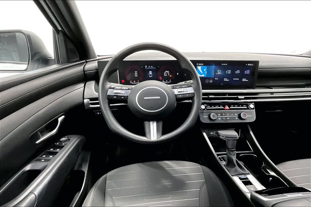 Used 2025 Hyundai Santa Cruz SE FWD image 6