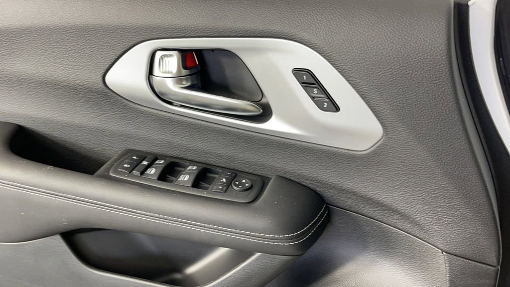 New 2025 Chrysler Pacifica Limited image 30