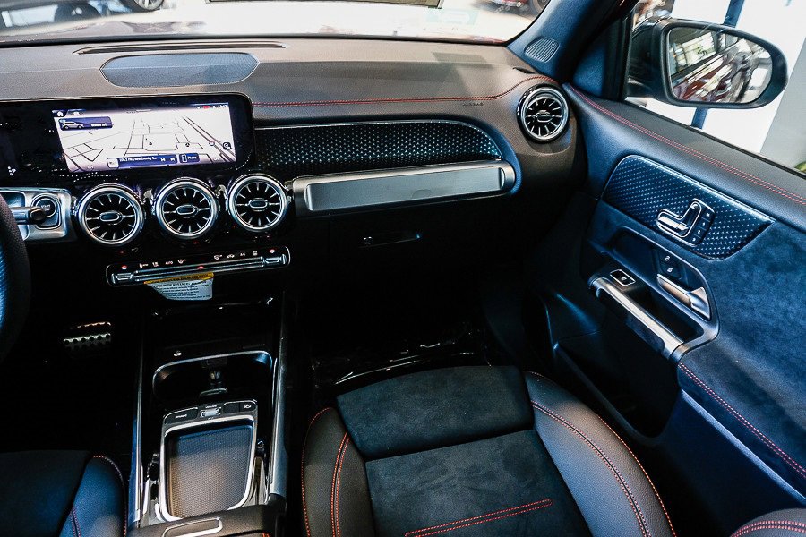 Used 2024 Mercedes-Benz EQB 300 4MATIC image 15