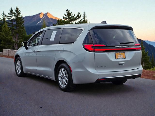 Used 2024 Chrysler Pacifica Touring-L image 5