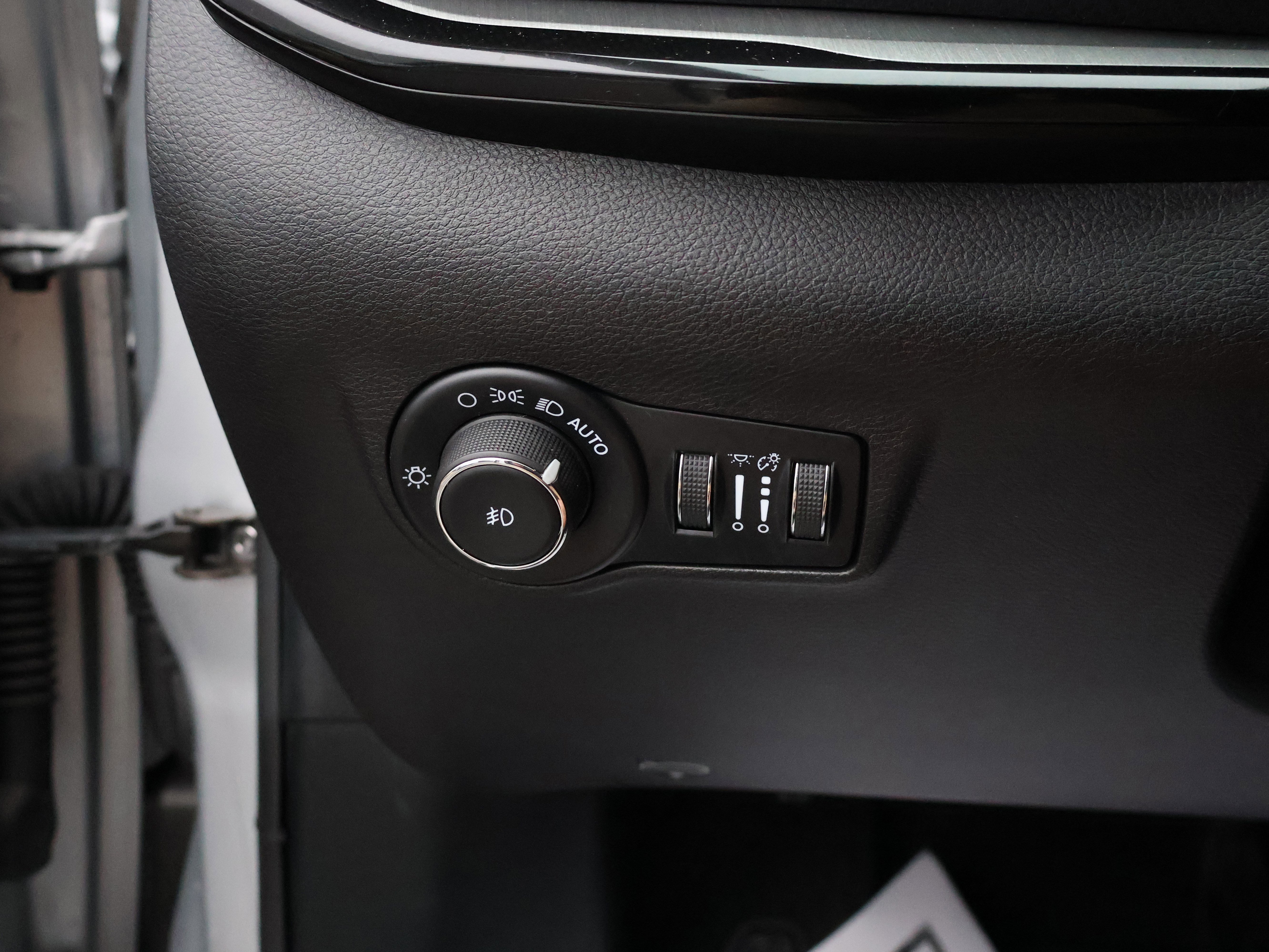 Used 2025 Jeep Compass Trailhawk AWD/4WD image 39