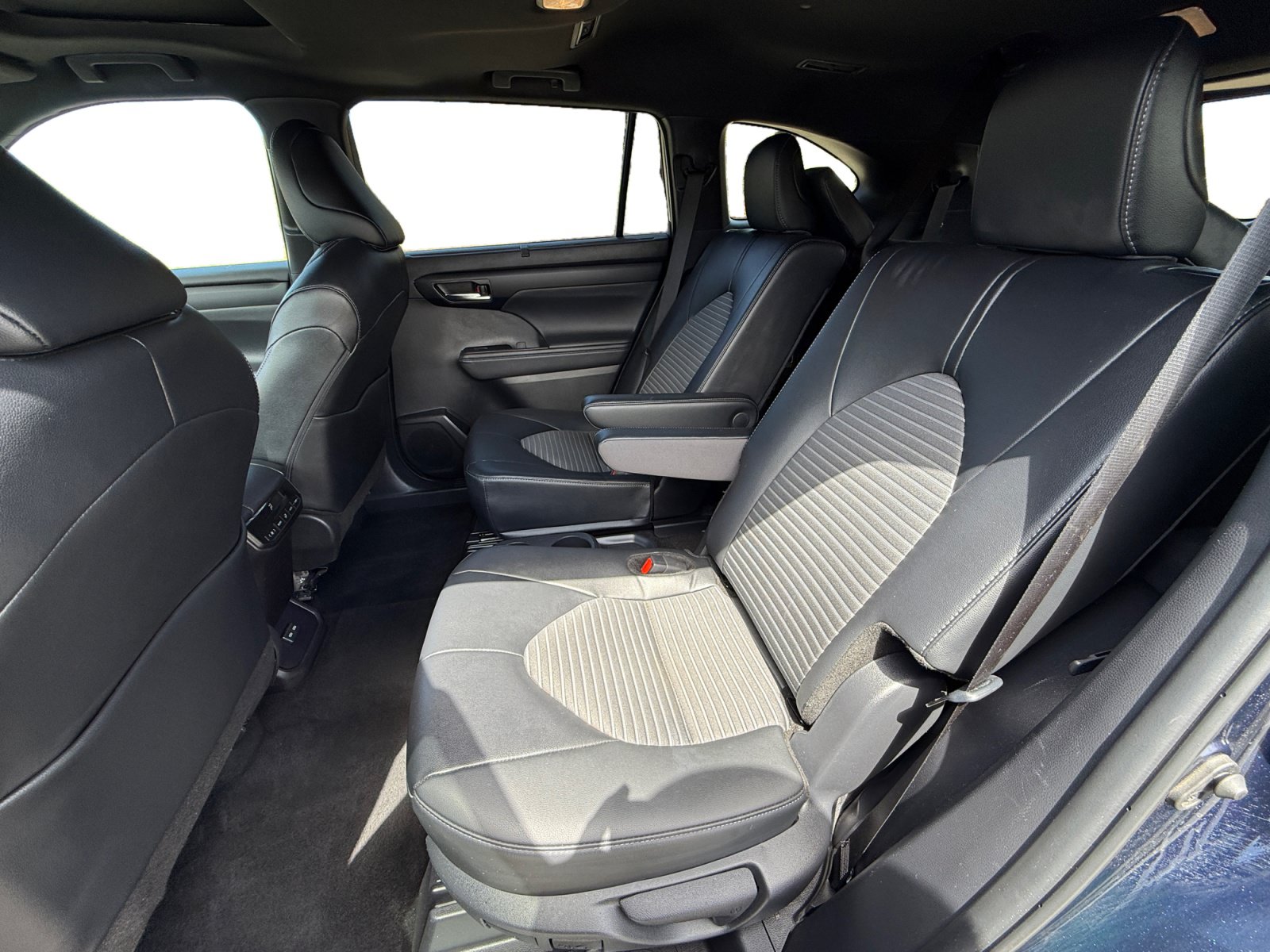 Used 2025 Toyota Highlander XSE AWD/4WD image 16
