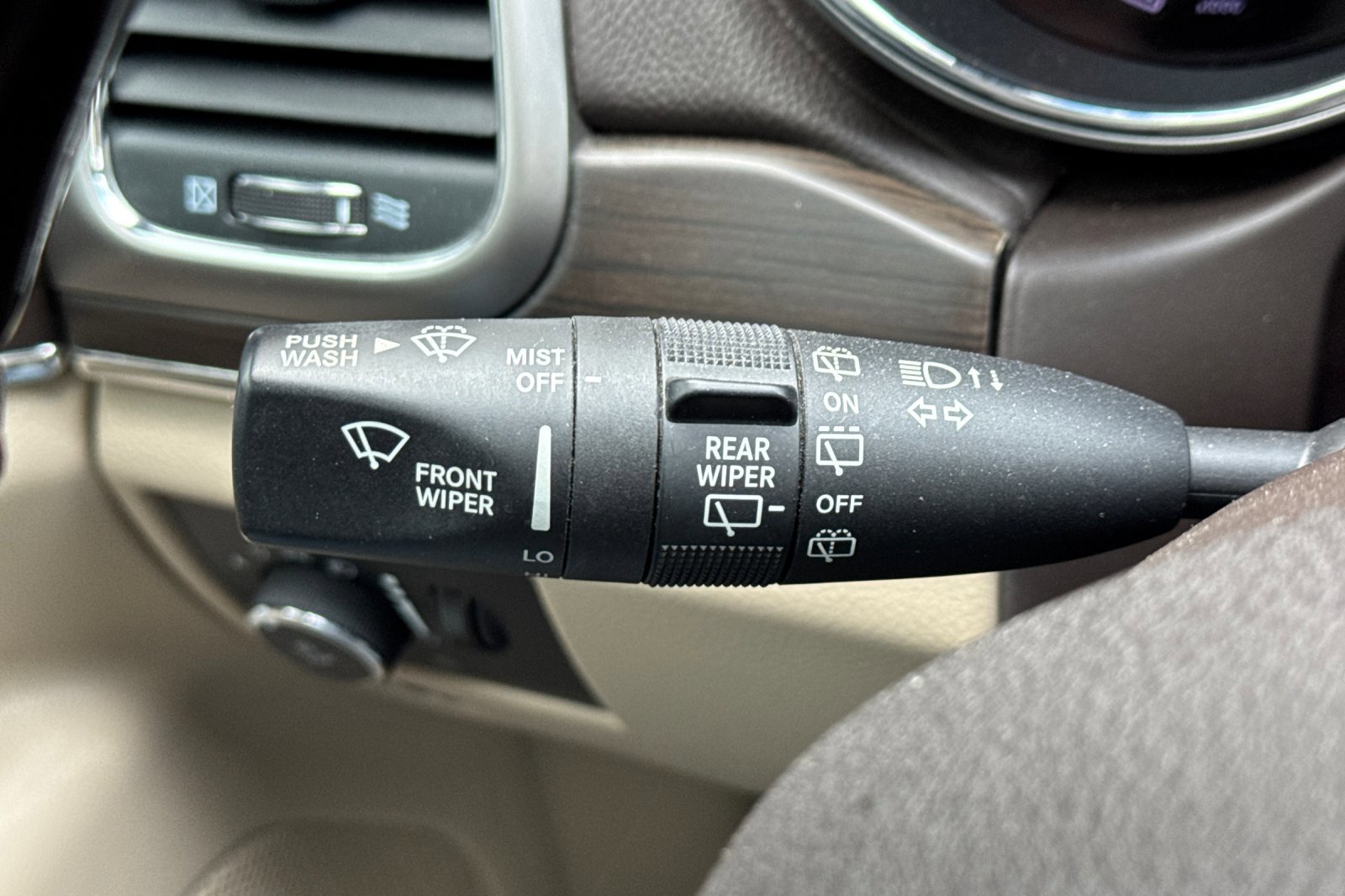 Used 2018 Jeep Grand Cherokee Overland AWD/4WD image 38