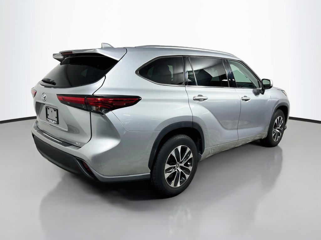 Used 2021 Toyota Highlander XLE FWD image 3