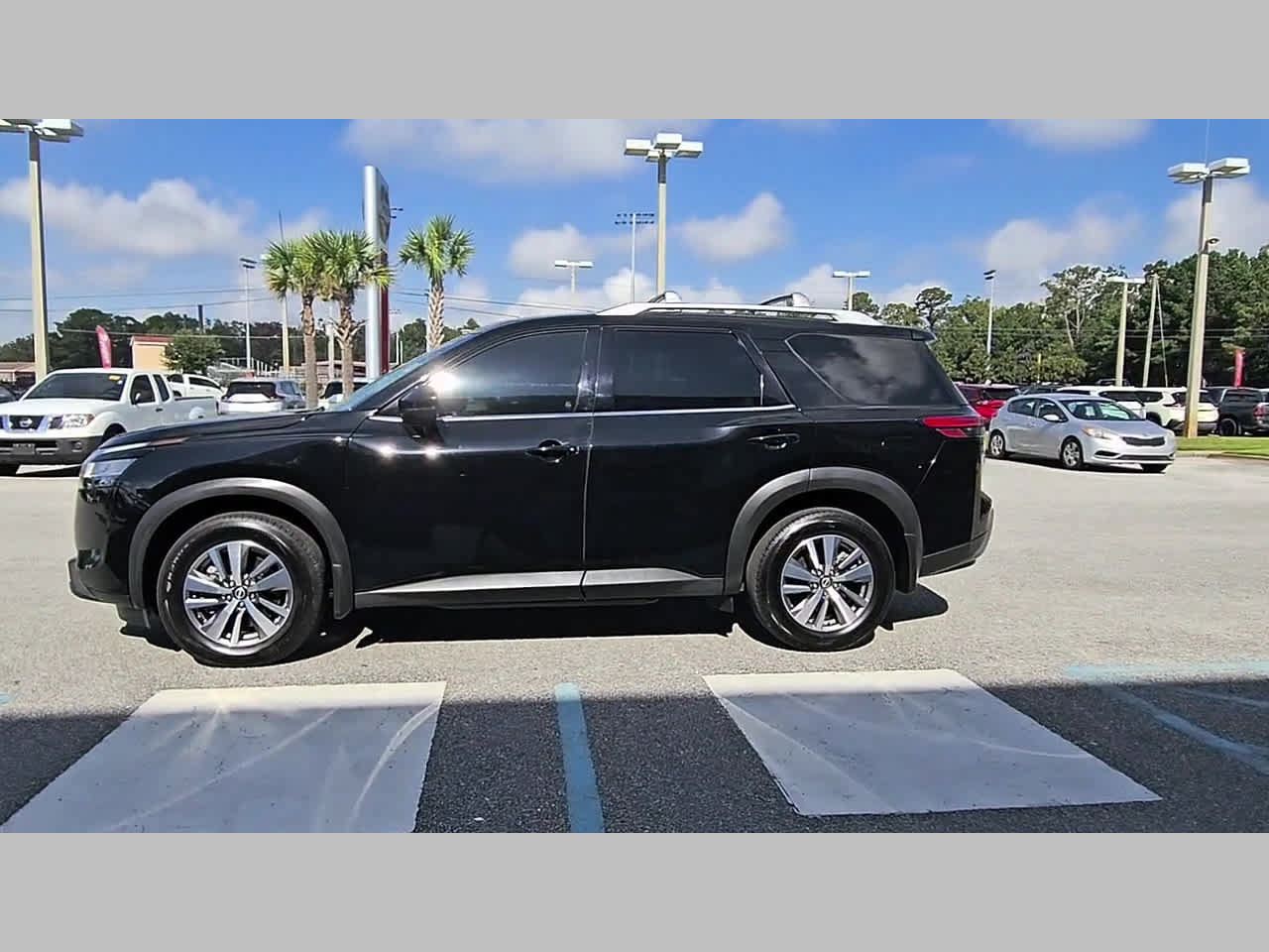 Used 2023 Nissan Pathfinder SL AWD/4WD image 26