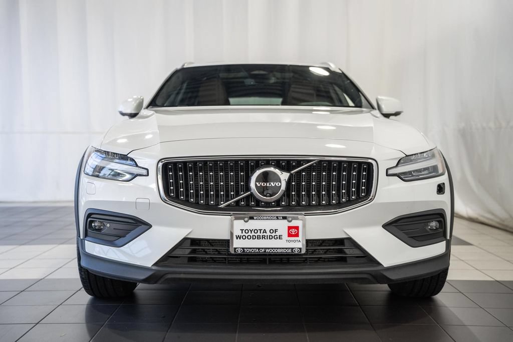 Used 2025 Volvo V60 B5 Cross Country Plus AWD/4WD image 2