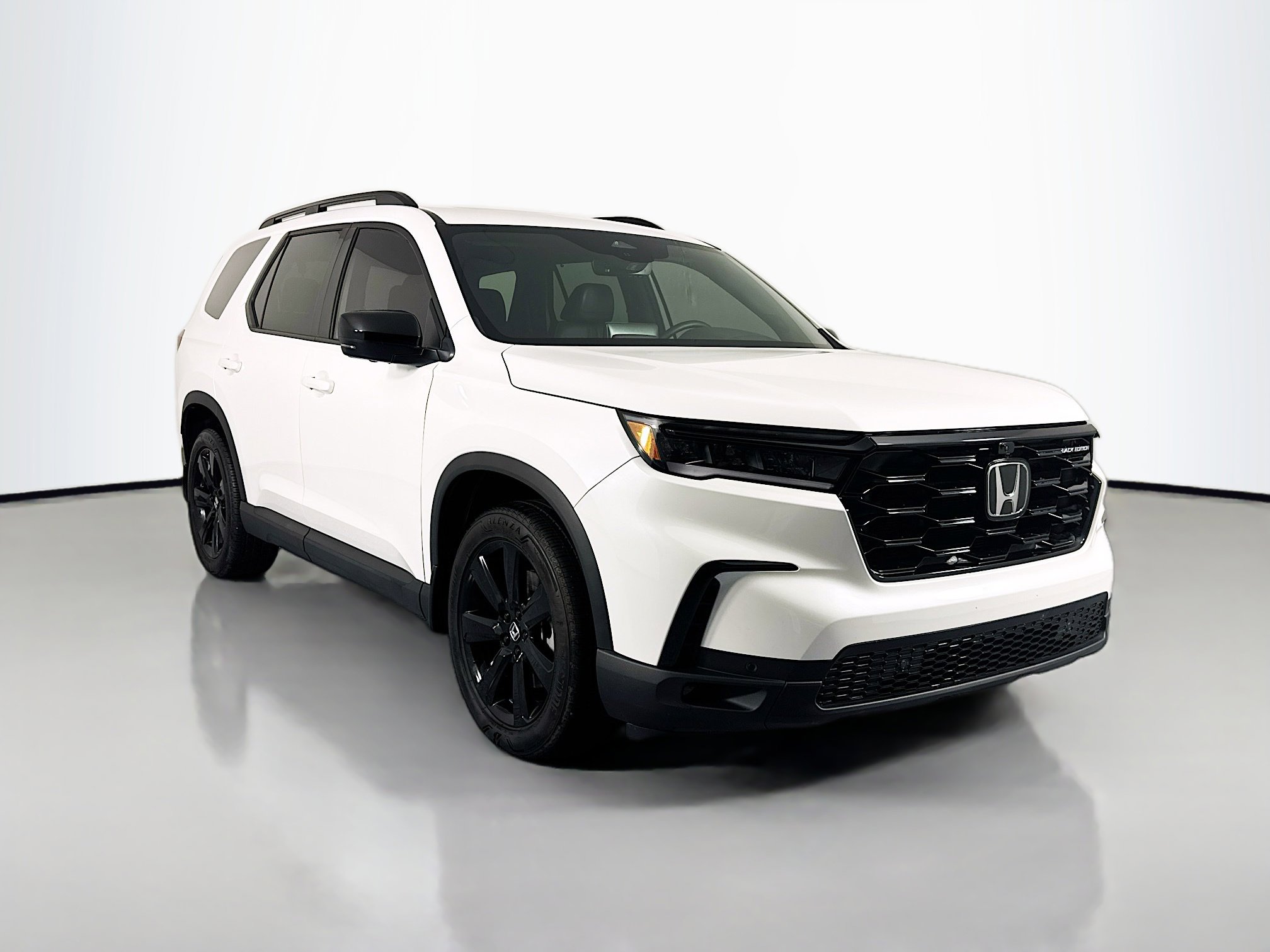 Certified 2025 Honda Pilot Black Edition image 3