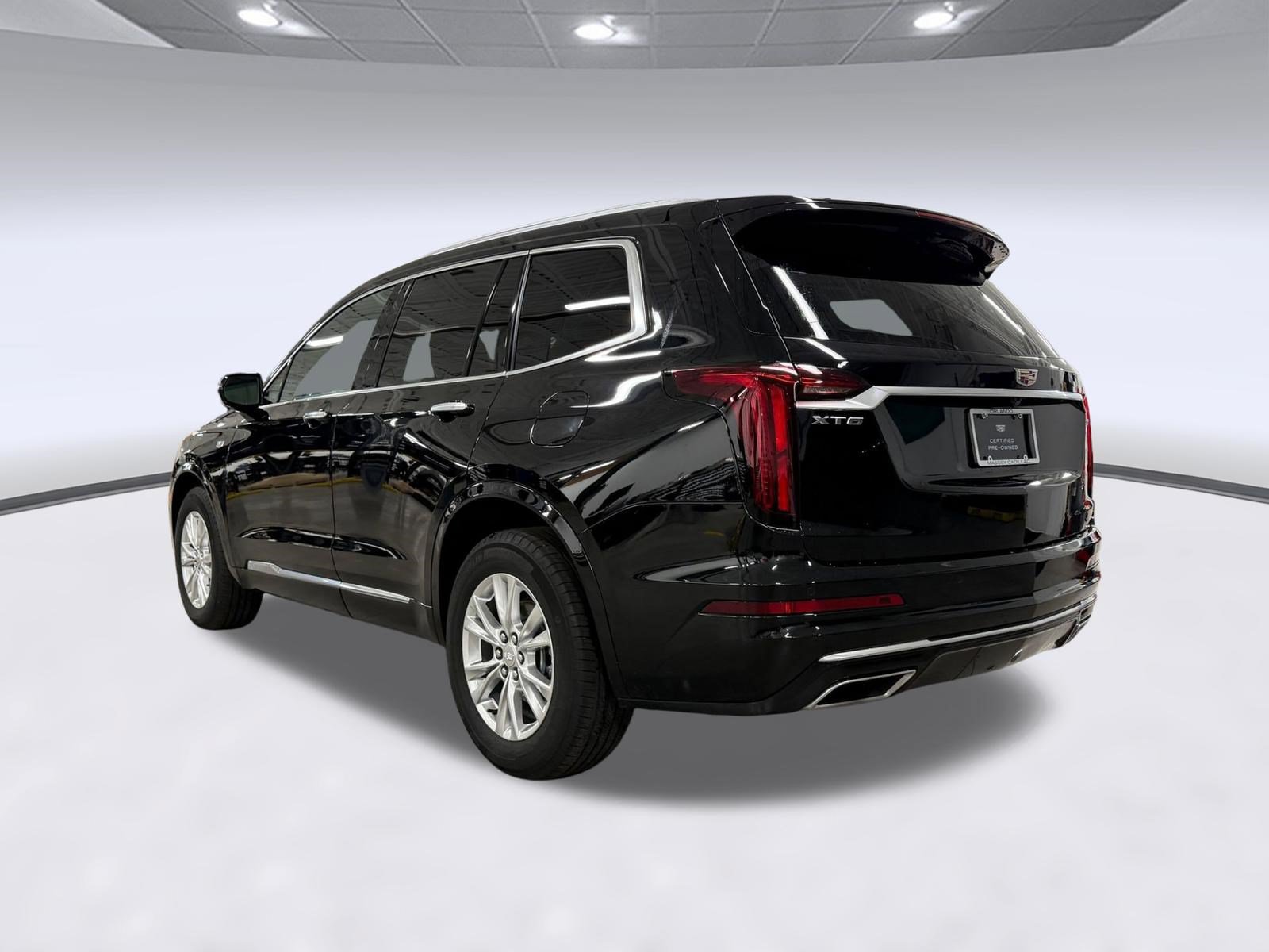 Certified 2025 Cadillac XT6 Luxury FWD image 3