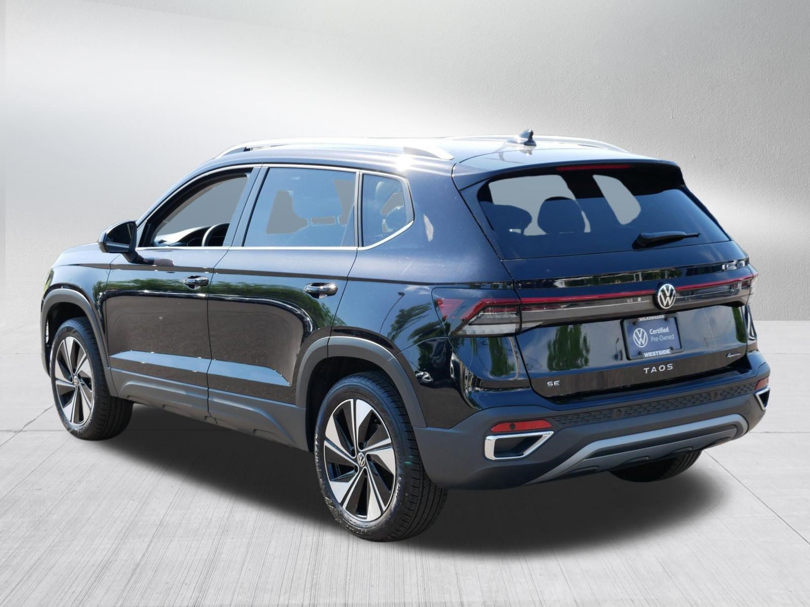 Certified 2025 Volkswagen Taos SE AWD/4WD image 5