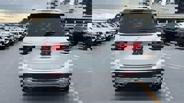 Used 2025 Mercedes-Benz GLB 250 4MATIC image 8