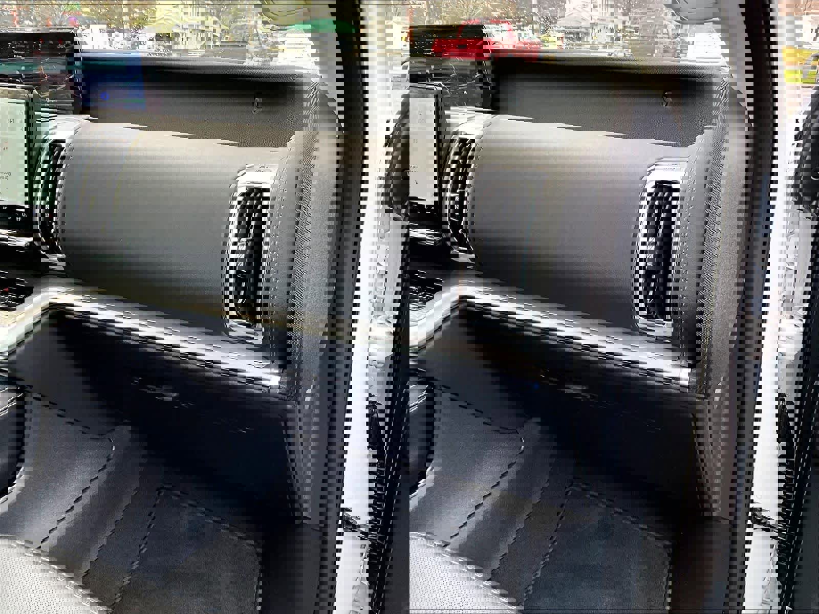 Used 2025 Ford Expedition Platinum image 13