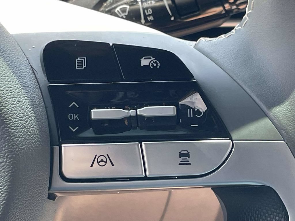 Used 2025 Hyundai Elantra SEL FWD image 22