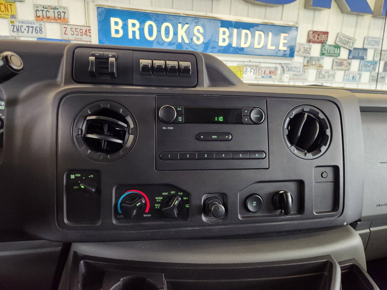 Used 2011 Ford E-350 and Econoline 350 Extended Super Duty image 6