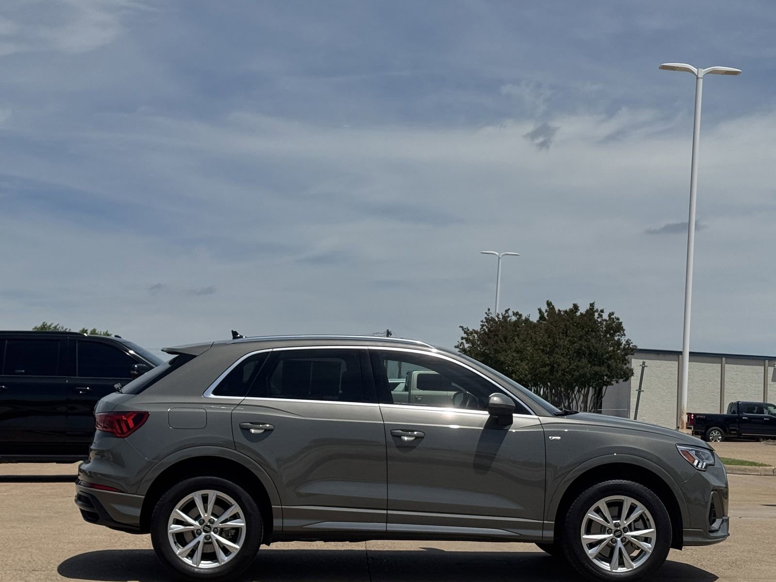 Used 2022 Audi Q3 2.0T Premium Plus w/ Premium Plus Package AWD/4WD image 4