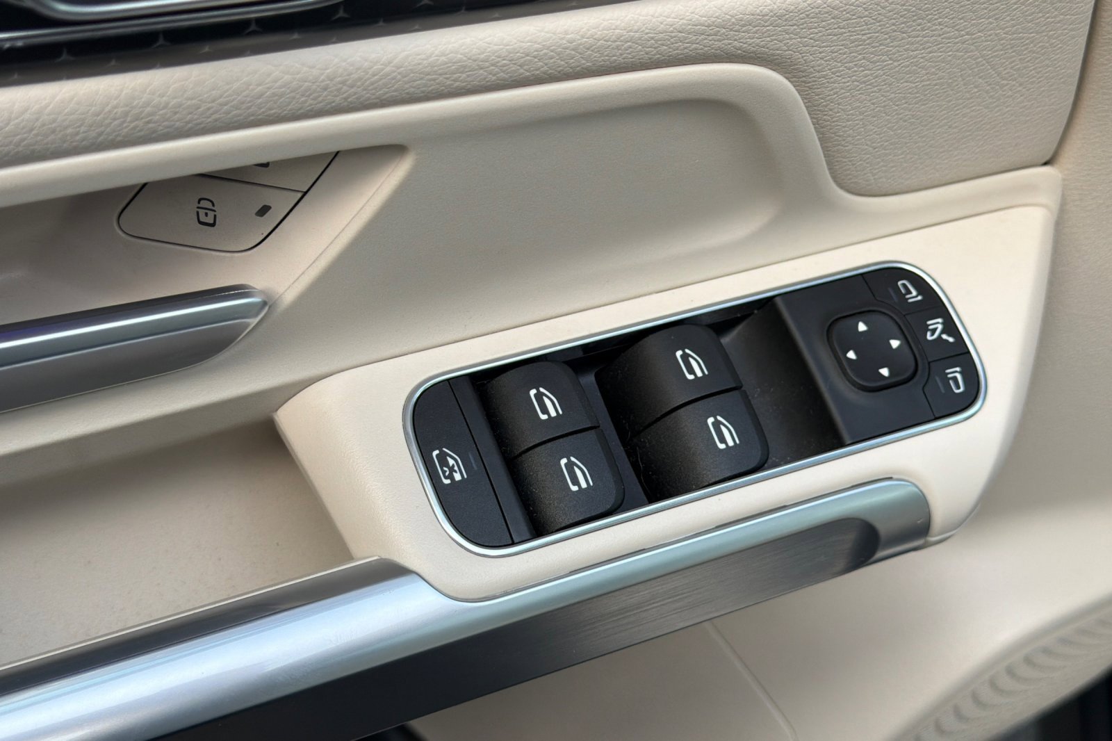 Certified 2025 Mercedes-Benz GLB 250 image 12