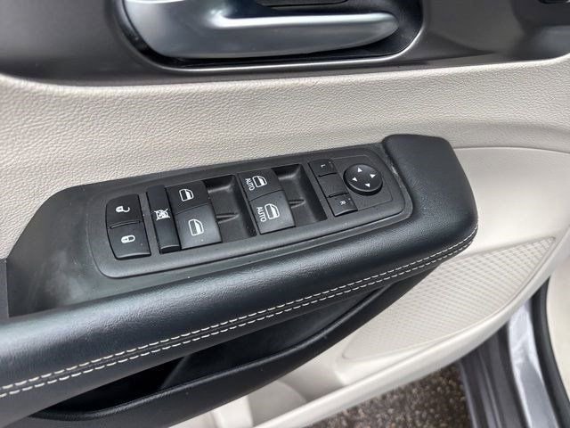 Used 2023 Chrysler Pacifica Touring-L image 14