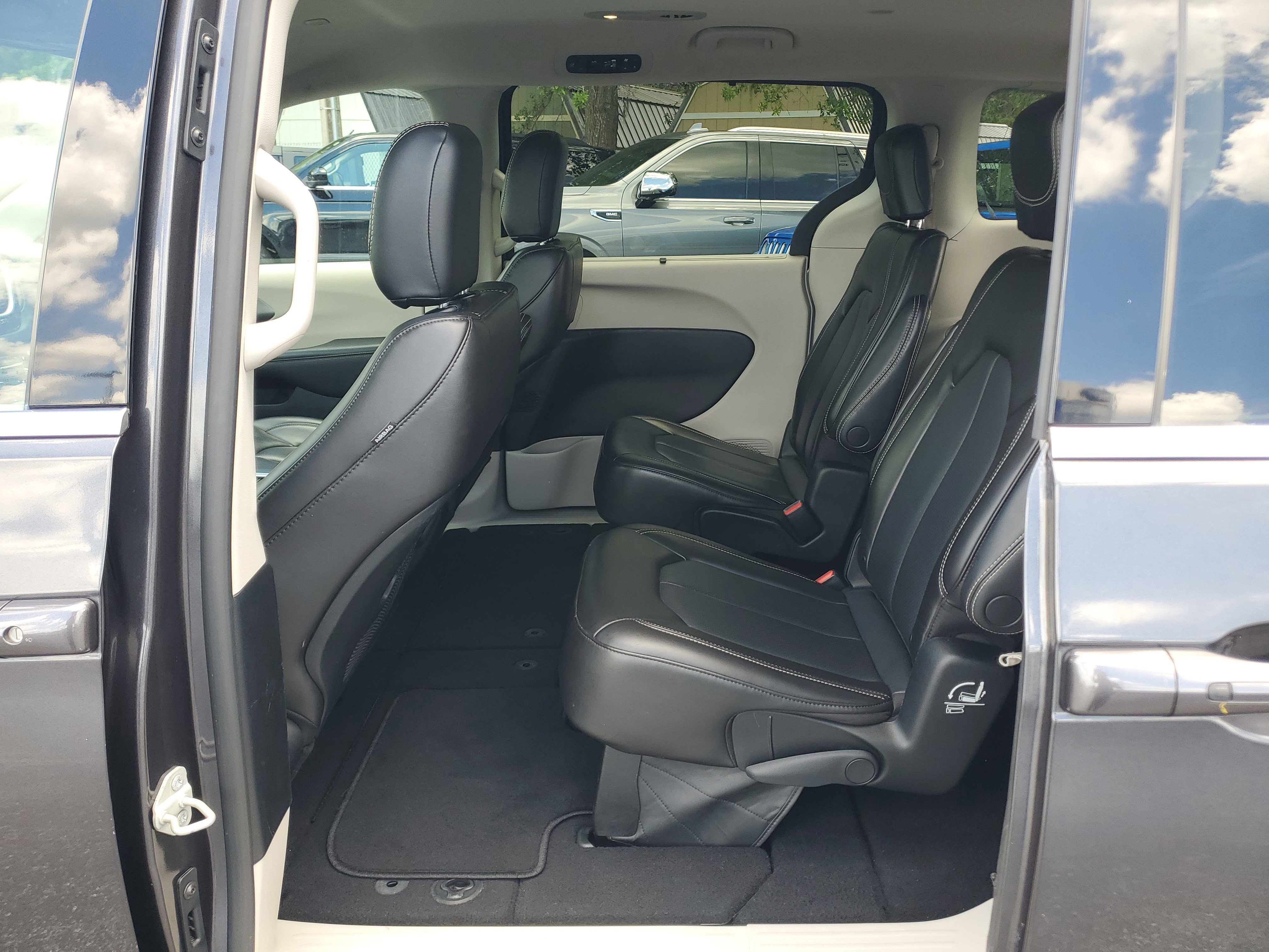 Used 2023 Chrysler Pacifica Touring-L FWD image 23