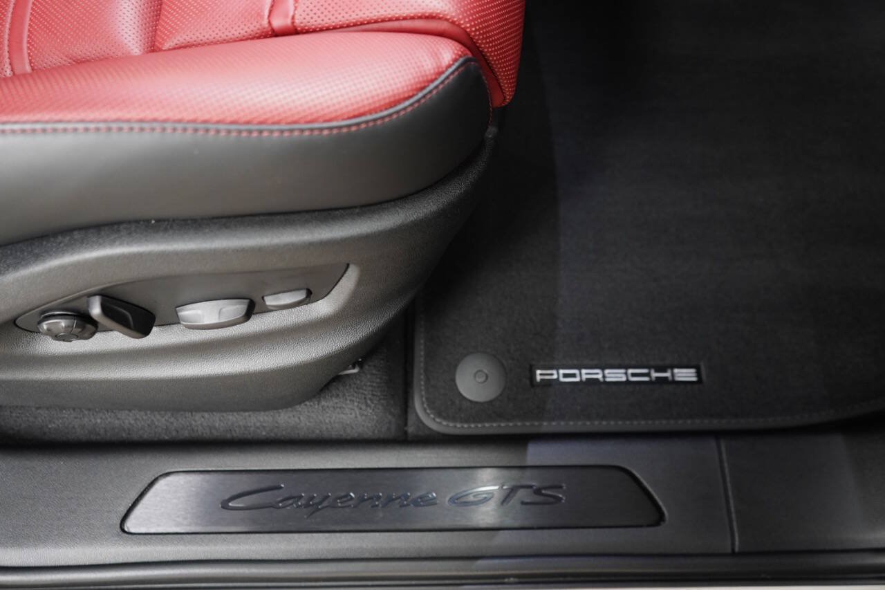 Used 2025 Porsche Cayenne GTS AWD/4WD image 65
