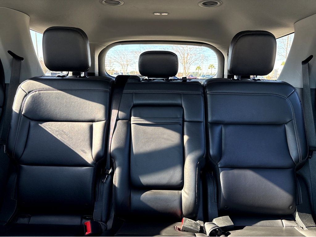 Used 2024 Ford Explorer XLT w/ Equipment Group 202A image 5