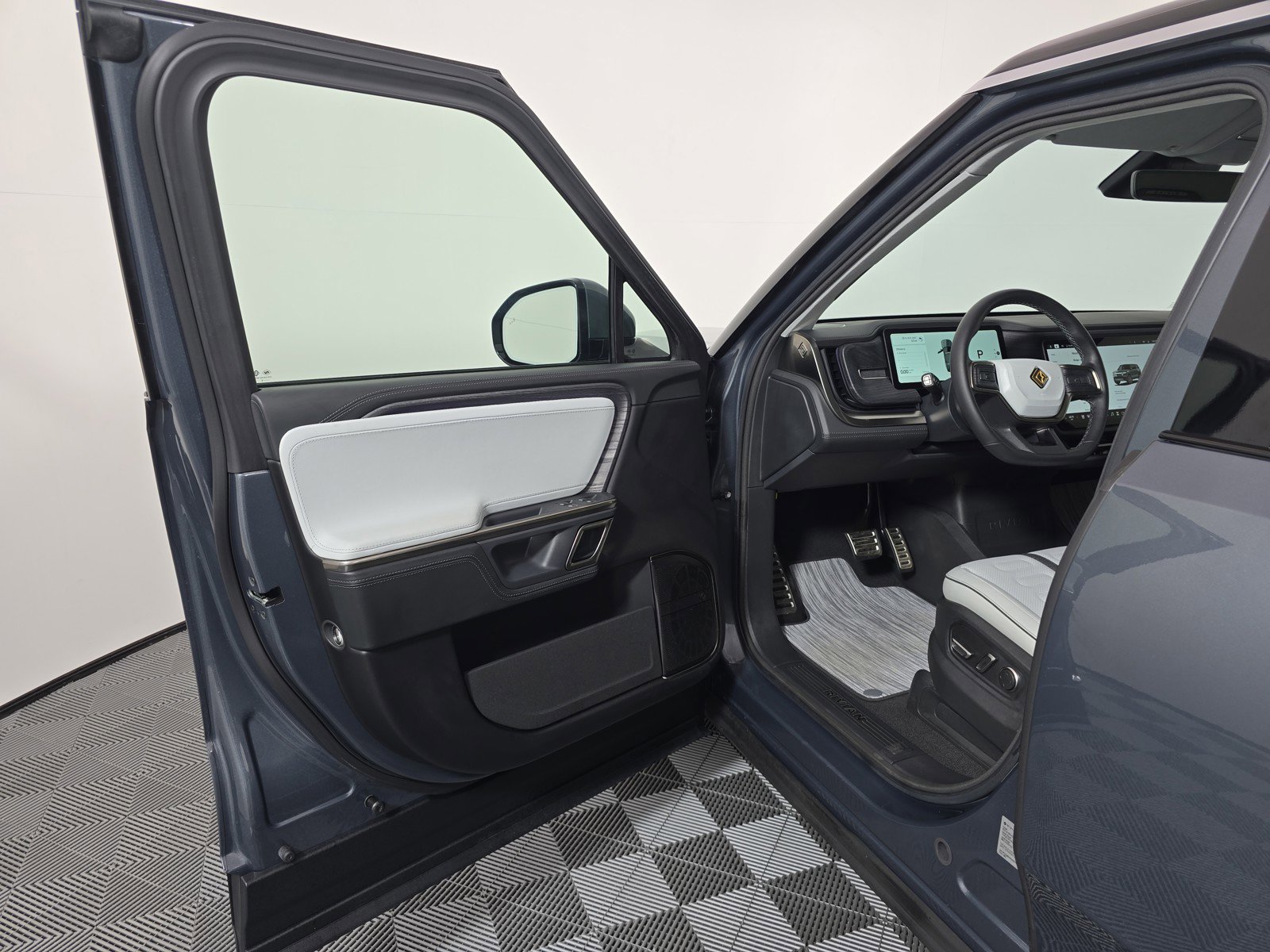 Used 2024 Rivian R1S Adventure AWD/4WD image 16