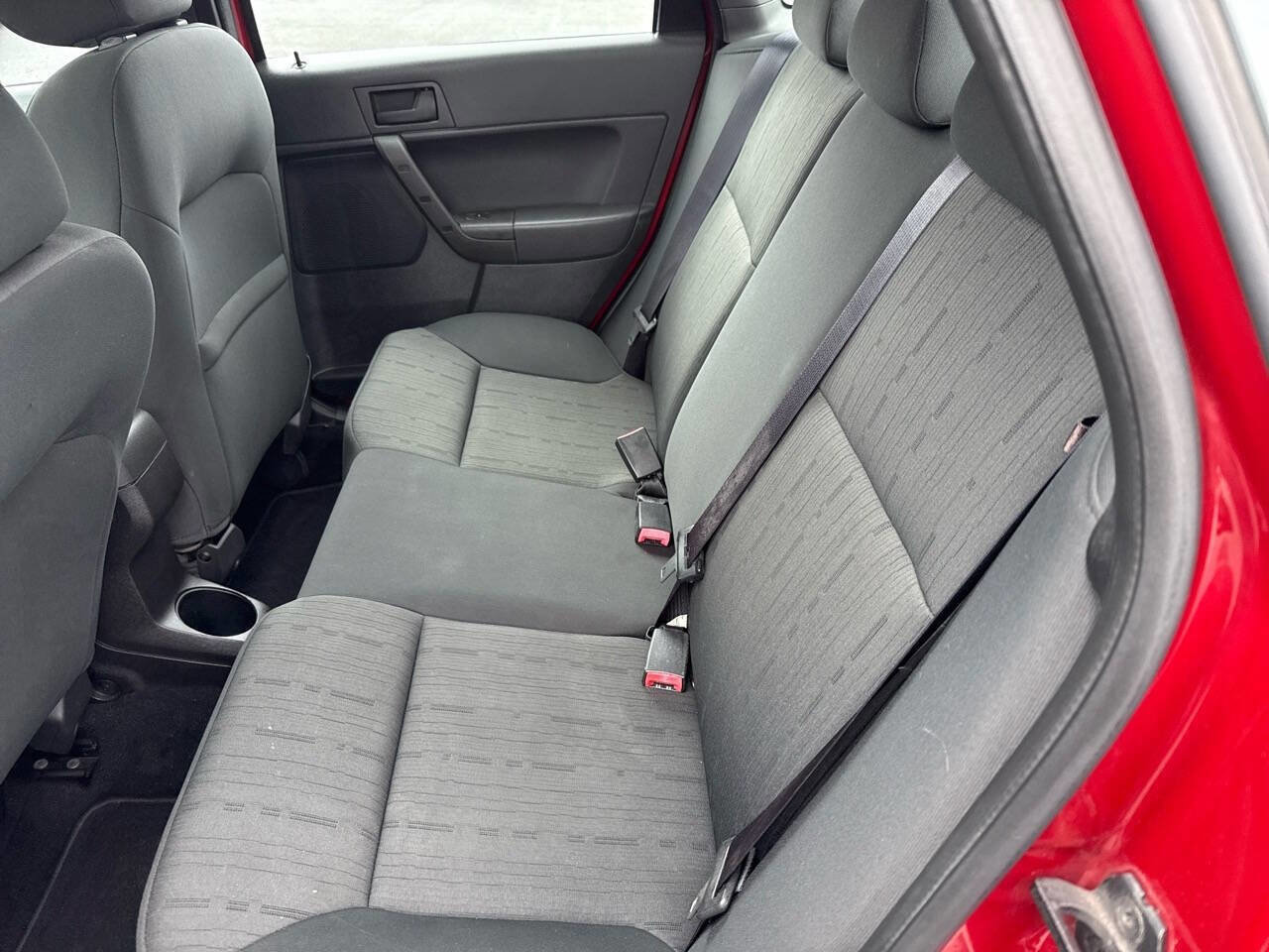 Used 2010 Ford Focus SE FWD image 14
